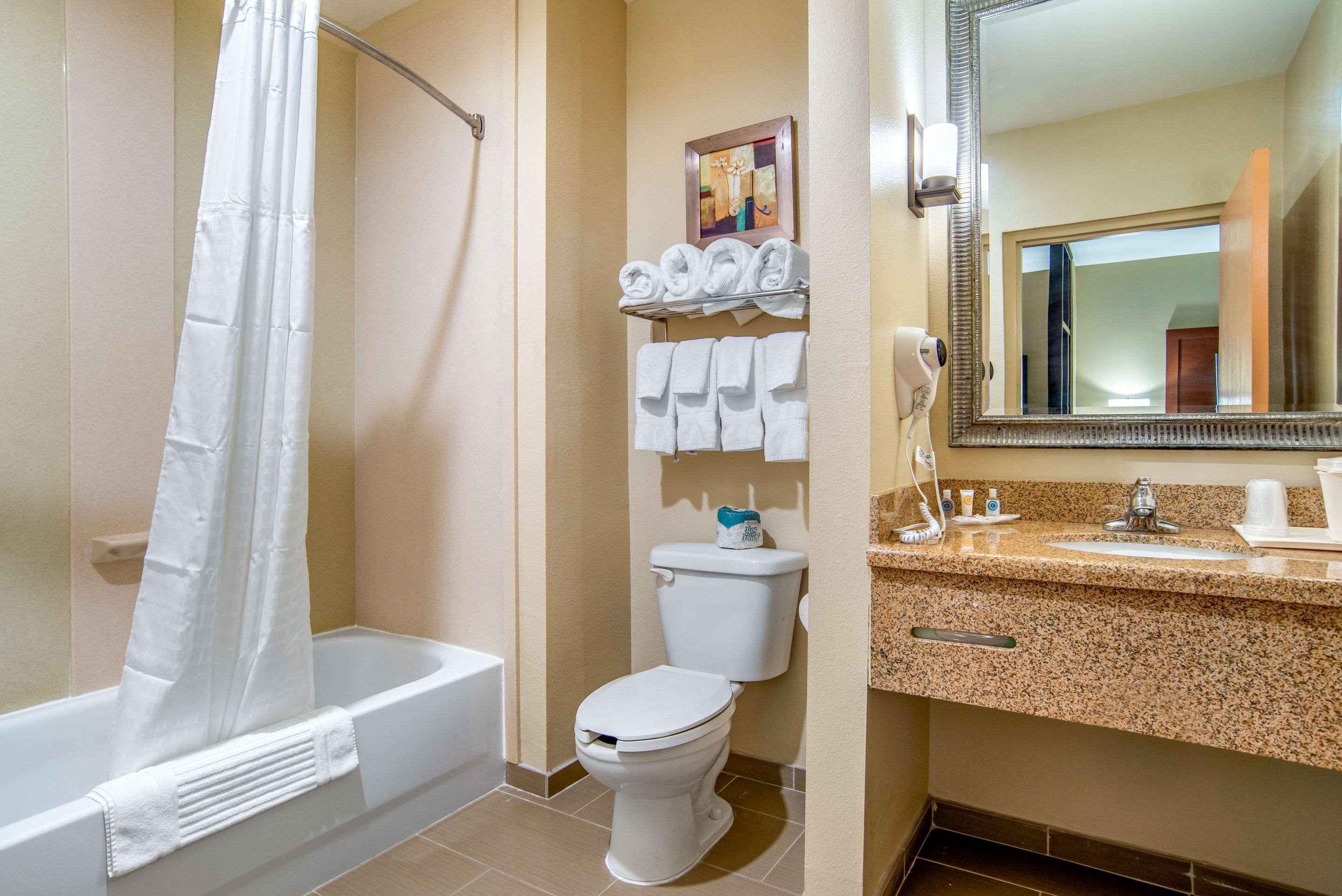 Comfort Suites Gulfport Bagian luar foto