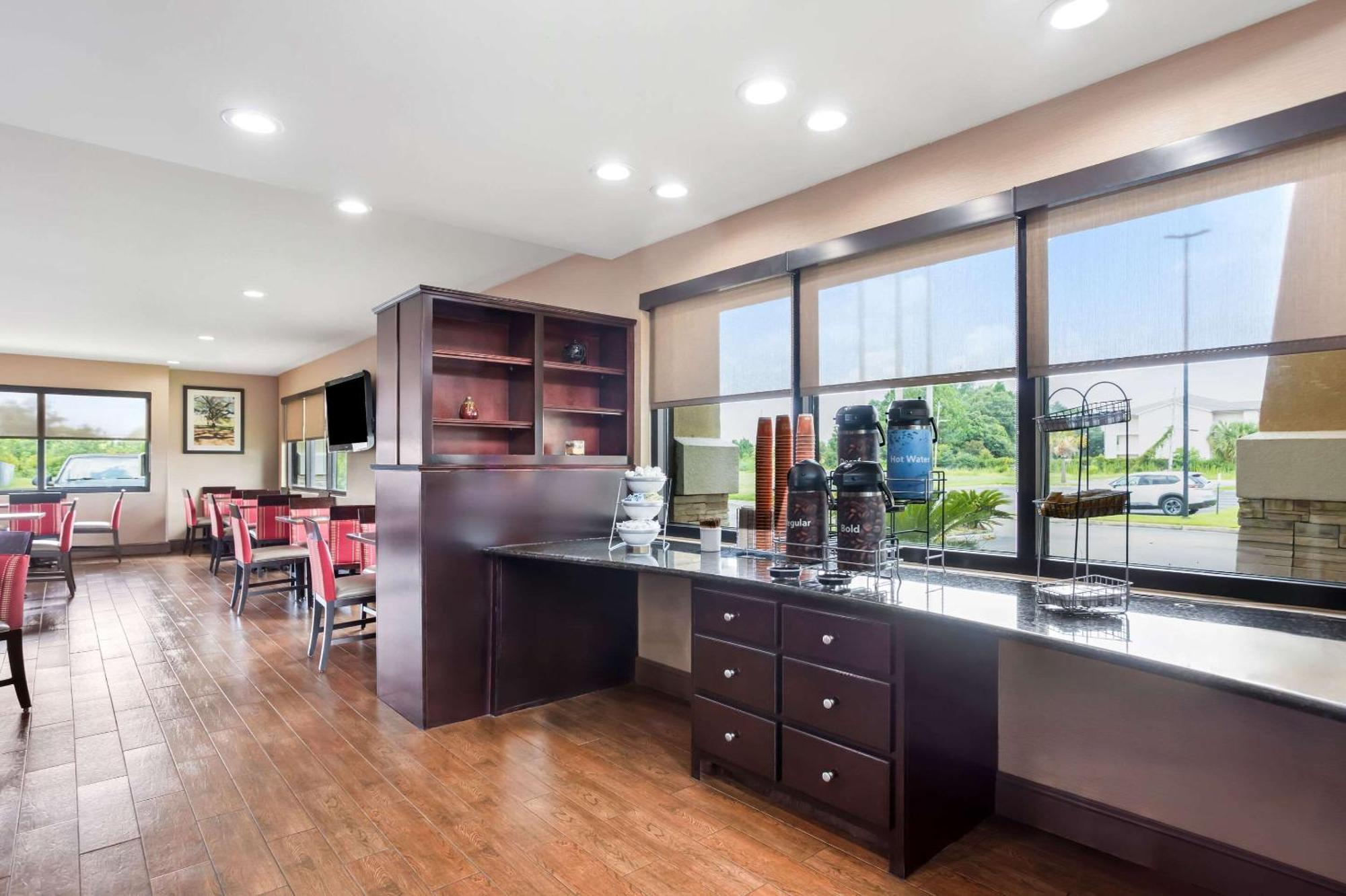 Comfort Suites Gulfport Bagian luar foto