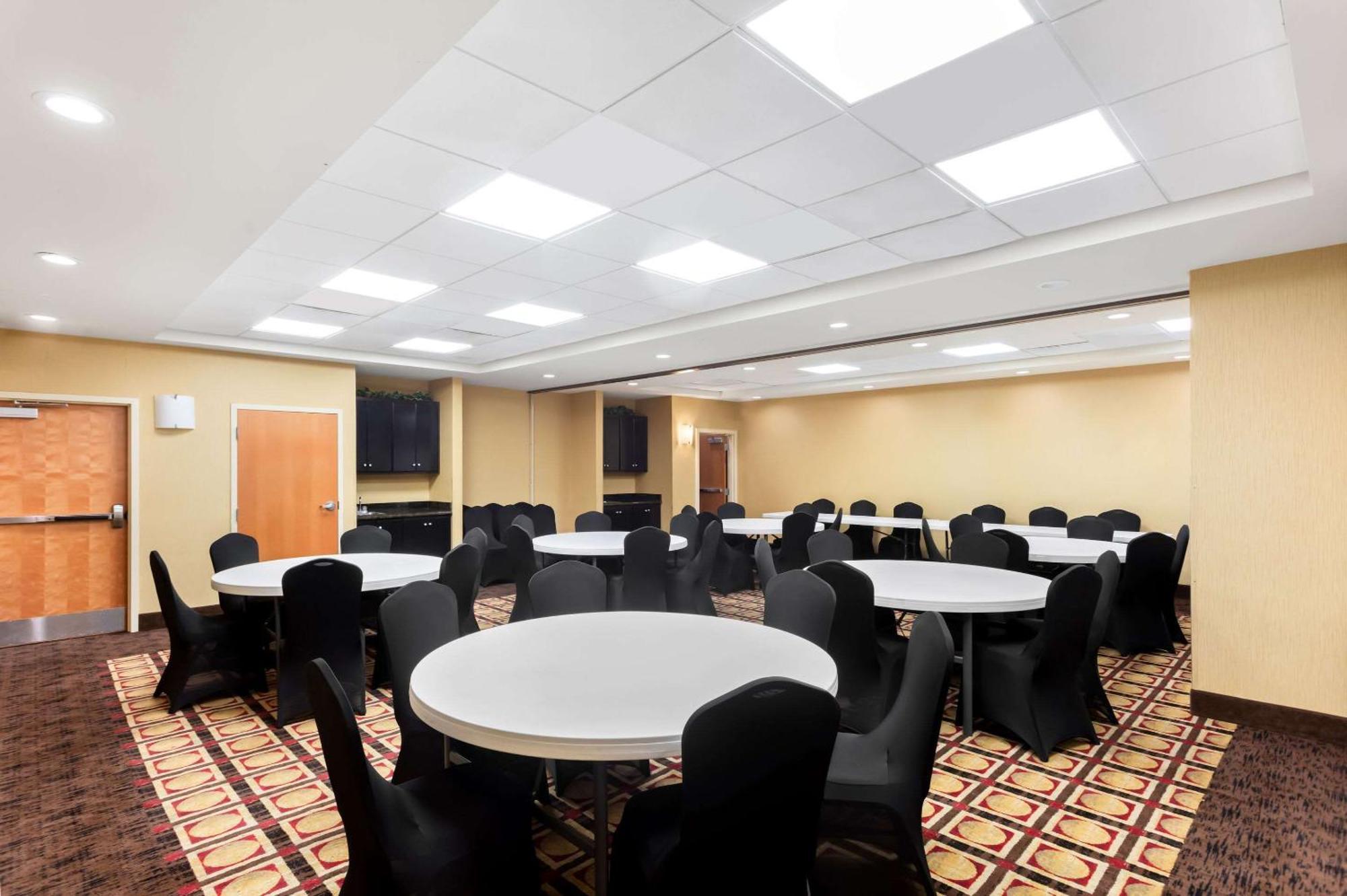 Comfort Suites Gulfport Bagian luar foto