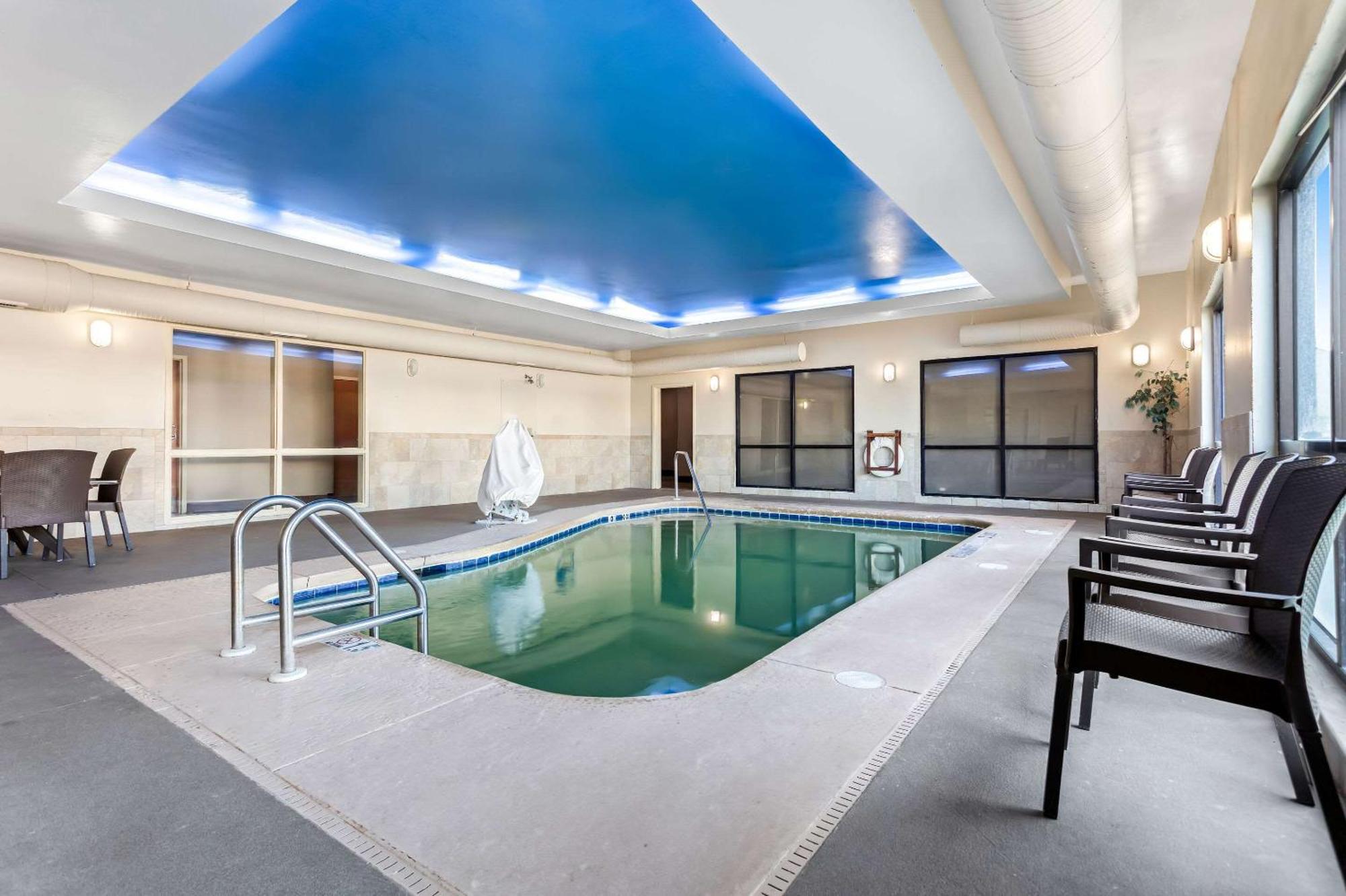 Comfort Suites Gulfport Bagian luar foto