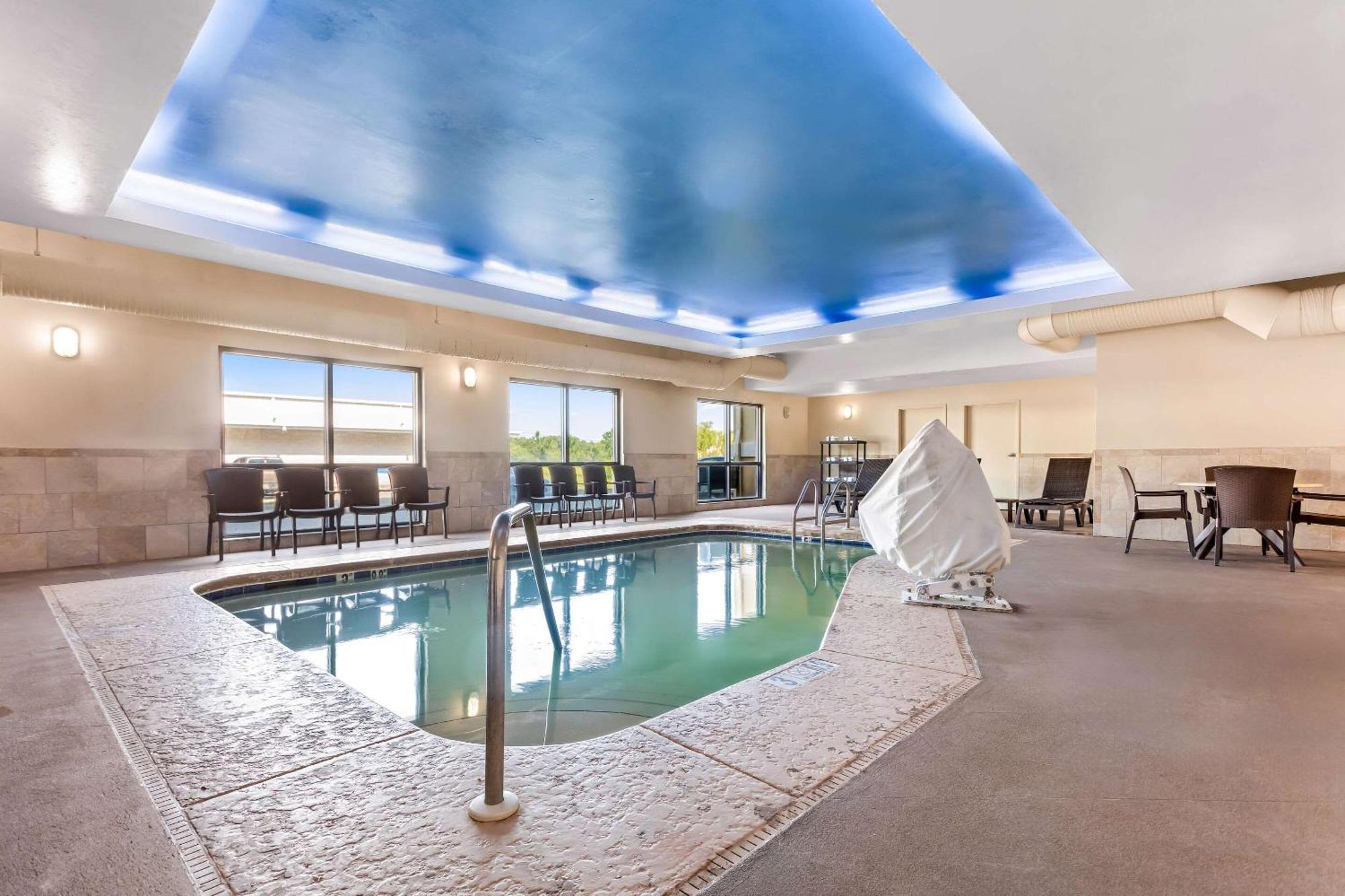 Comfort Suites Gulfport Bagian luar foto