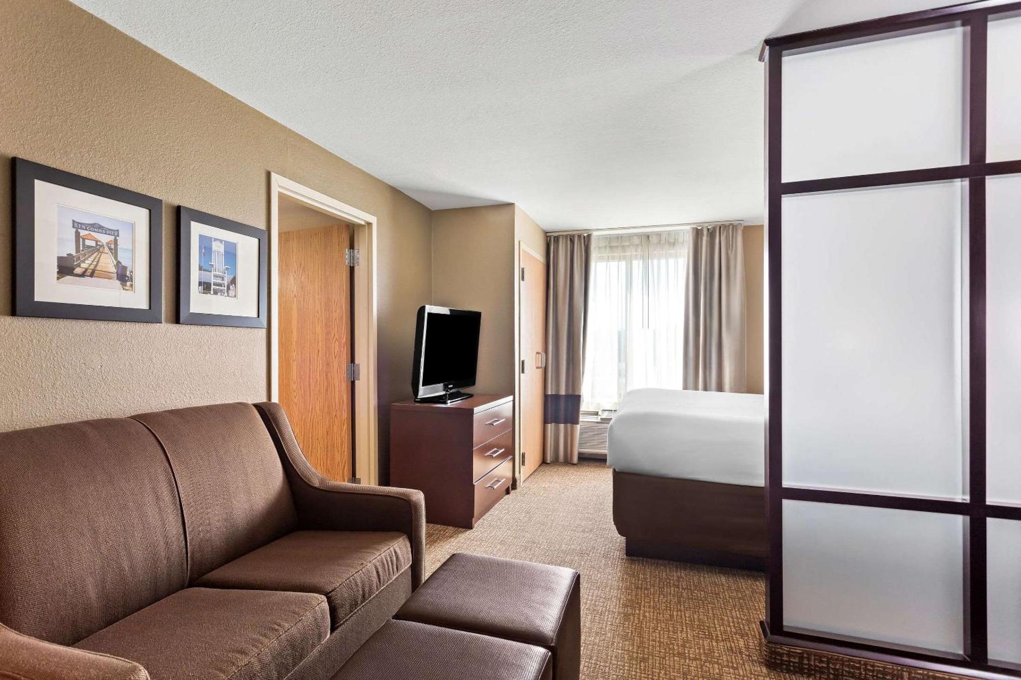 Comfort Suites Gulfport Bagian luar foto