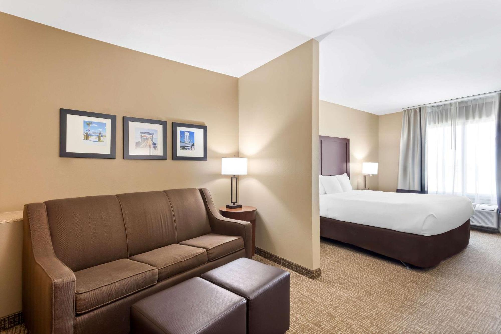 Comfort Suites Gulfport Bagian luar foto