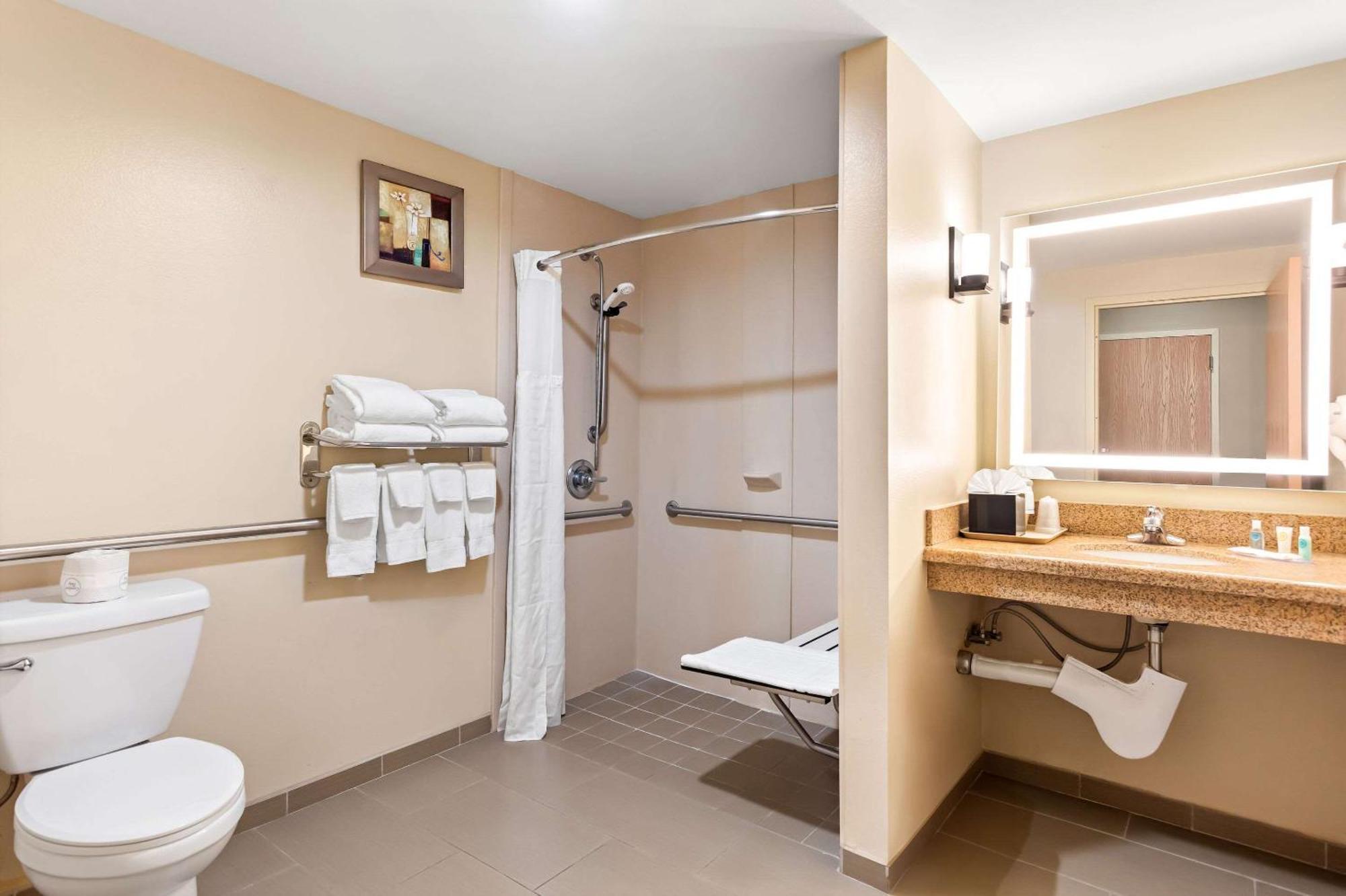 Comfort Suites Gulfport Bagian luar foto