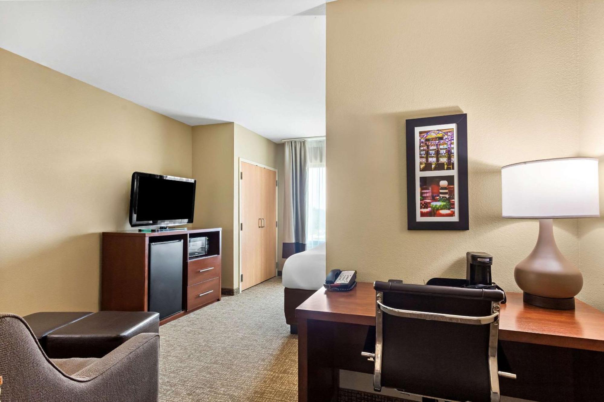 Comfort Suites Gulfport Bagian luar foto